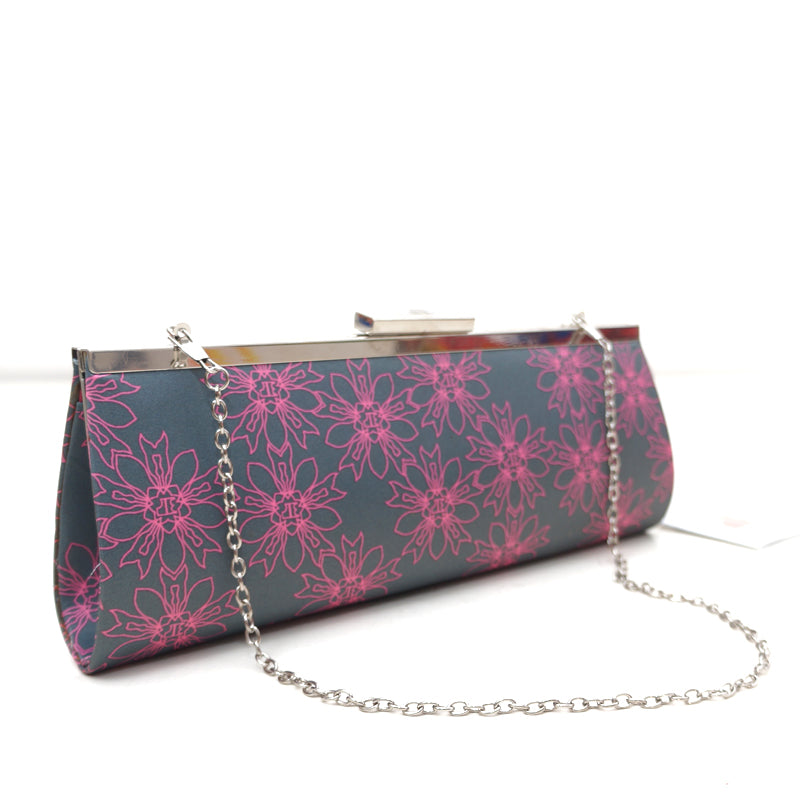 Pochette Fleur Dahlia – Toile enduite fleurie fuchsia & chaîne argentée