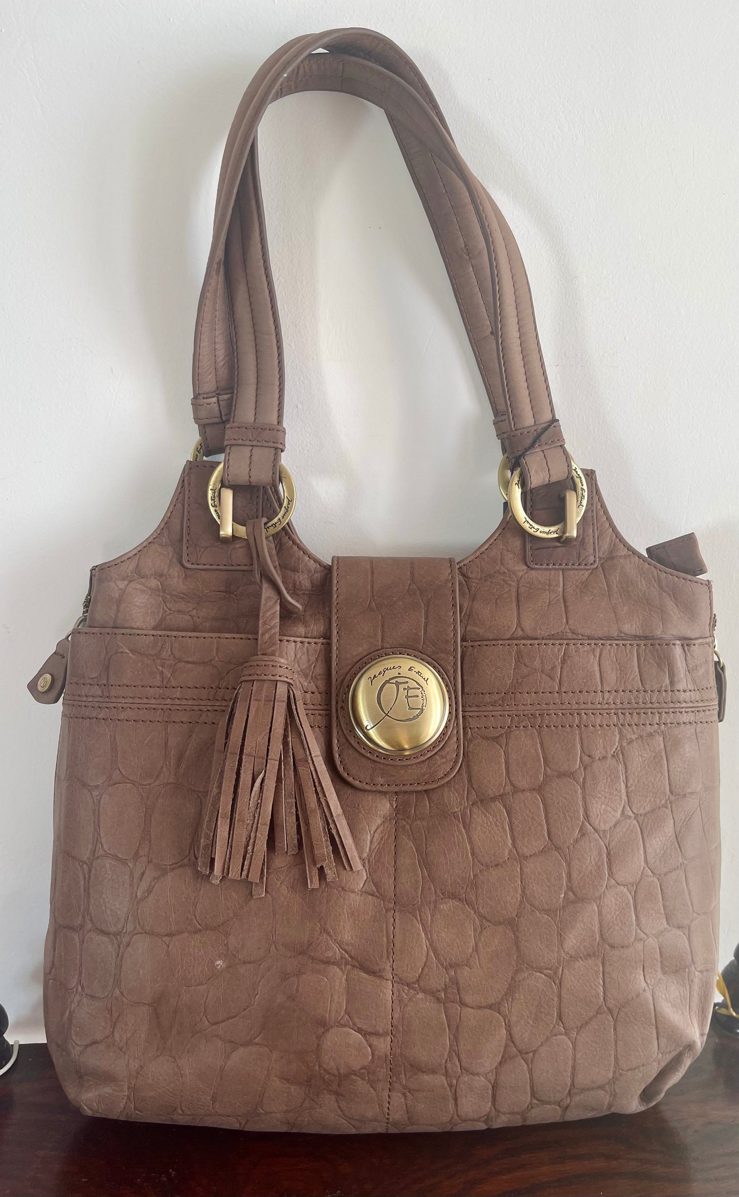 حقيبة جلدية بنية اللون من تصميم جاك إستيل