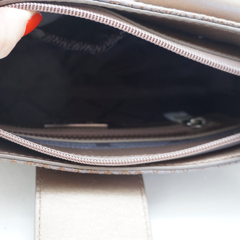 Sac baguette Kookla – Toile monogrammée taupe & cuir bronze