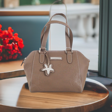 تحميل الصورة إلى المعرض ، Petit Shopping Arles Tulipe by Jacques Esterel en Cuir : Un Classique Élégant et Réconfortant - sacaelle